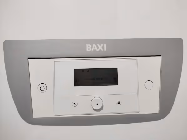 Técnico revisando unidad exterior de bomba de calor aerotérmica (Baxi o similar) Técnico de Reparhogar revisando equipo de aerotermia en Barcelona