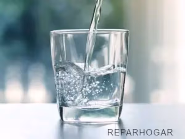 Vaso de agua muy clara o grifo de agua osmotizada Vaso de agua purificada por sistema de ósmosis inversa instalado por Reparhogar Barcelona