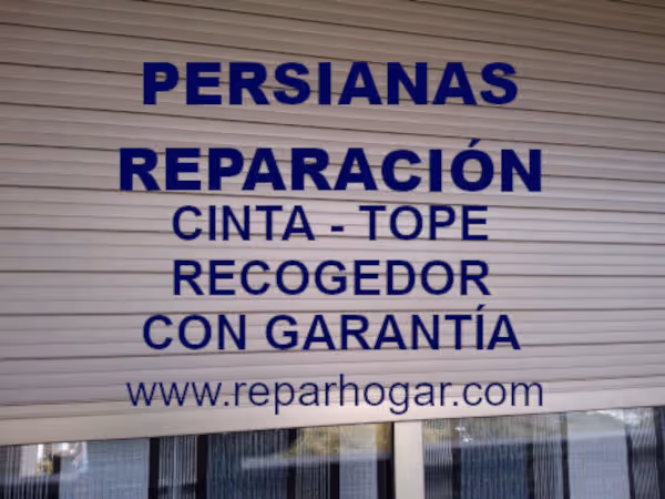 Persiana enrollable doméstica en buen estado, bajada o a medio bajar Persiana reparada por técnico de Reparhogar Barcelona, cambio de cinta y recogedor